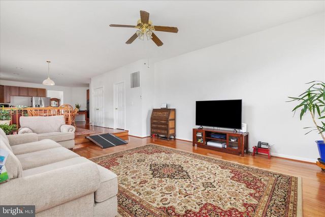 25 LILBURN DR, Bunker Hill, WV 25413