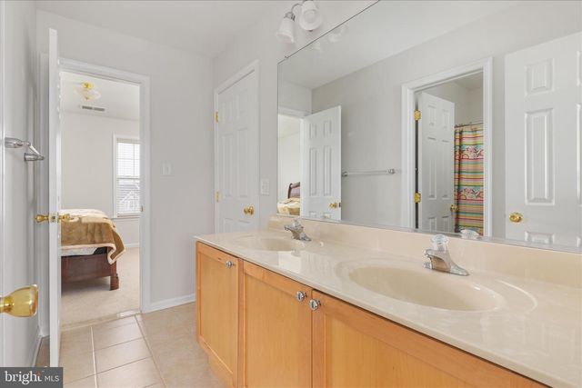 25 LILBURN DR, Bunker Hill, WV 25413