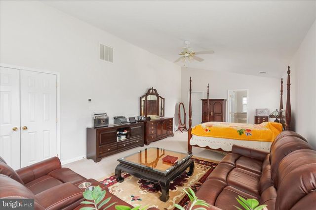 25 LILBURN DR, Bunker Hill, WV 25413