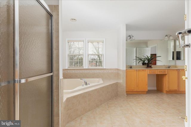 25 LILBURN DR, Bunker Hill, WV 25413