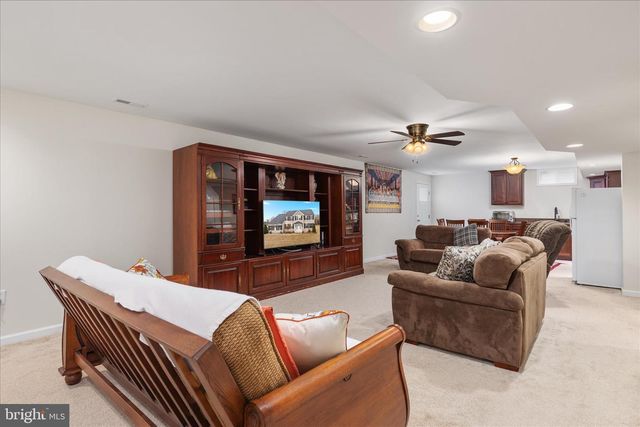 25 LILBURN DR, Bunker Hill, WV 25413