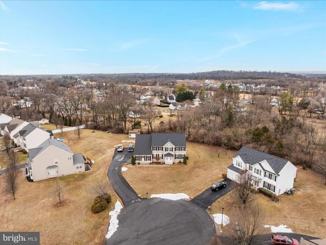 25 LILBURN DR, Bunker Hill, WV 25413