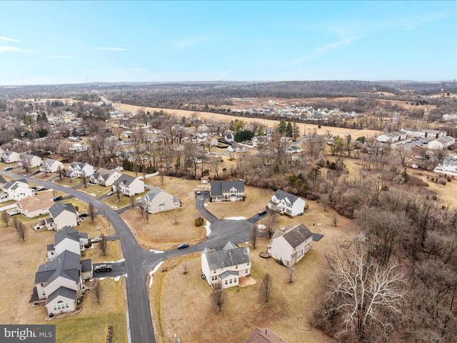 25 LILBURN DR, Bunker Hill, WV 25413