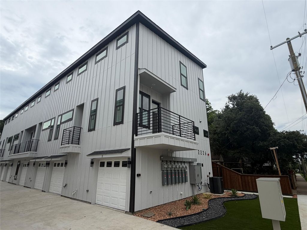 2226 Shea Road 107, Dallas, TX 75235