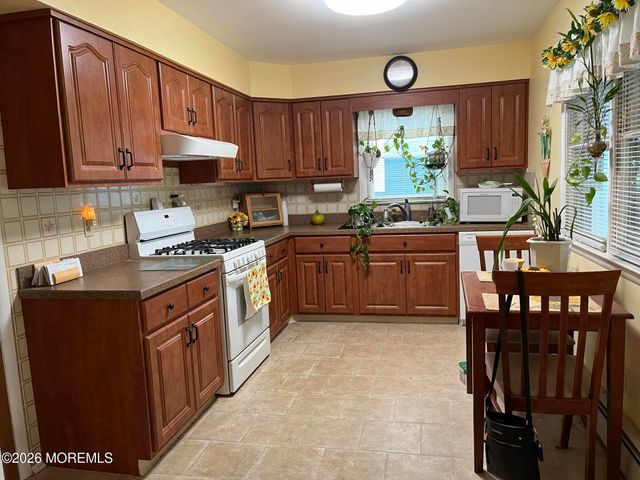 8 Killington Road, Toms River, NJ 08757