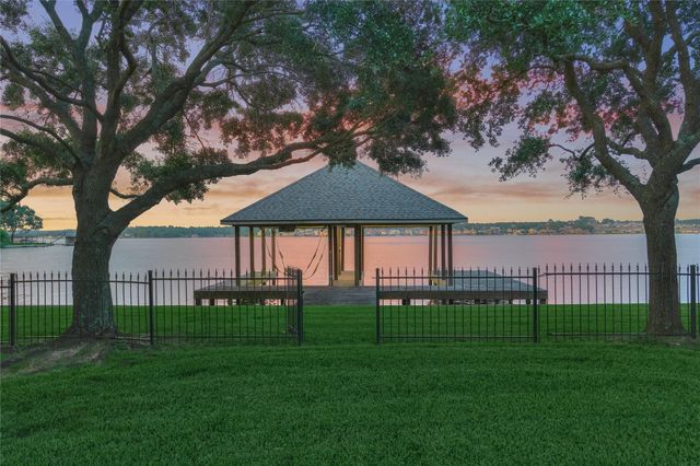 9370 Escondido Drive, Willis, TX 77318