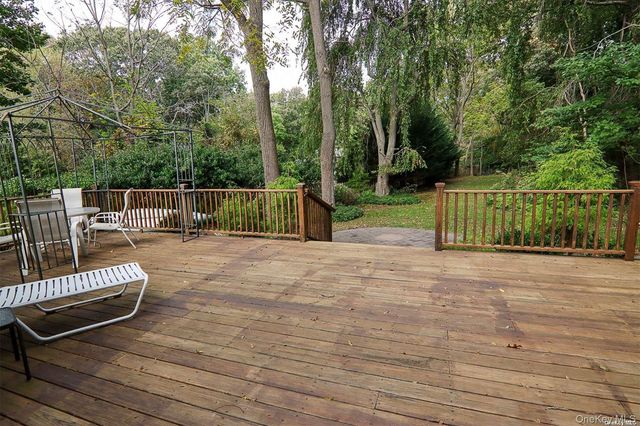 101 N Country Road, Shoreham, NY 11786
