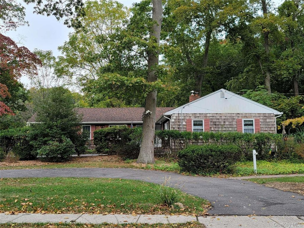 101 N Country Road, Shoreham, NY 11786