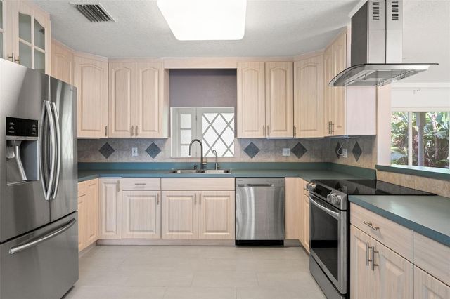 2725 N MYRTLE AVENUE, Tampa, FL 33602