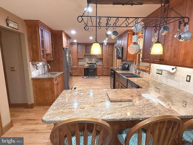 19 VALERIE DR, Elizabethtown, PA 17022