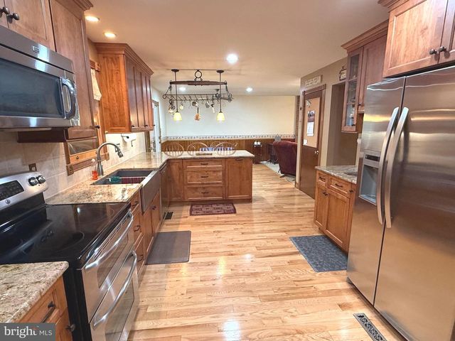 19 VALERIE DR, Elizabethtown, PA 17022
