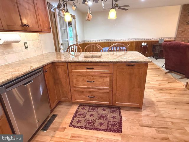 19 VALERIE DR, Elizabethtown, PA 17022