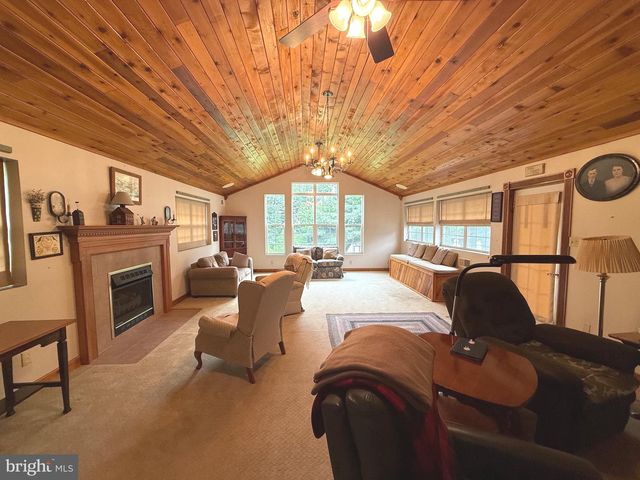 19 VALERIE DR, Elizabethtown, PA 17022