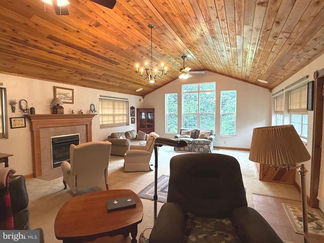 19 VALERIE DR, Elizabethtown, PA 17022