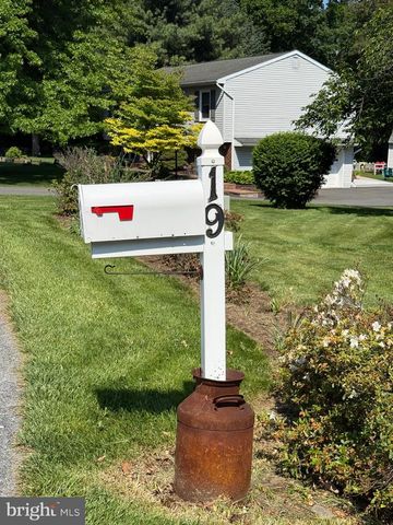 19 VALERIE DR, Elizabethtown, PA 17022
