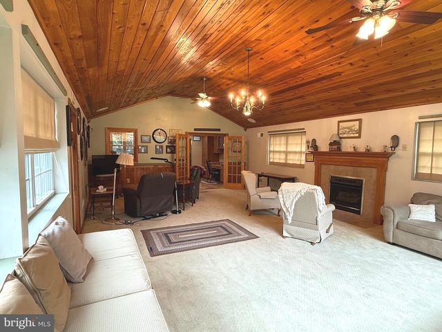 19 VALERIE DR, Elizabethtown, PA 17022