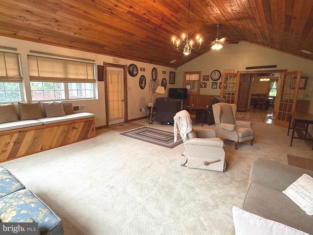 19 VALERIE DR, Elizabethtown, PA 17022