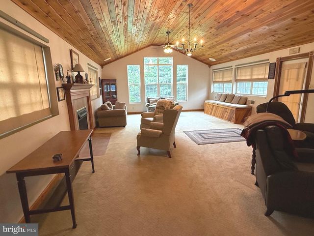19 VALERIE DR, Elizabethtown, PA 17022