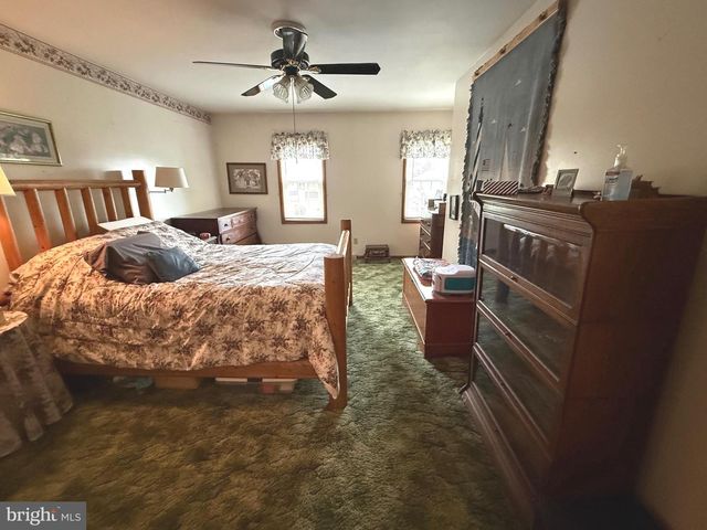 19 VALERIE DR, Elizabethtown, PA 17022
