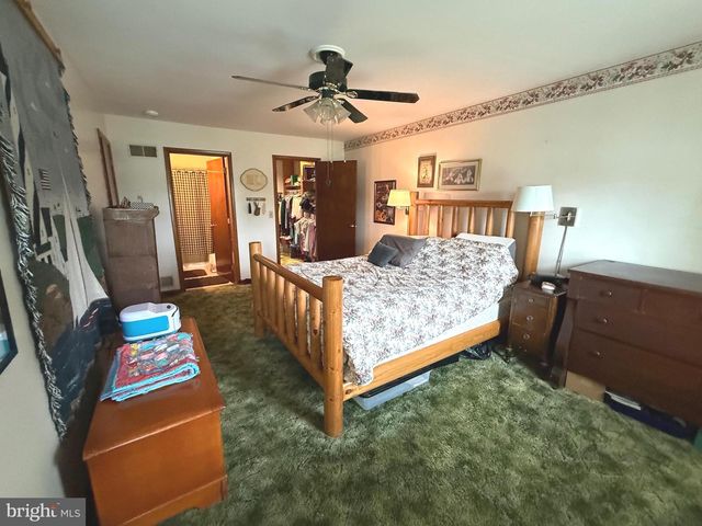 19 VALERIE DR, Elizabethtown, PA 17022