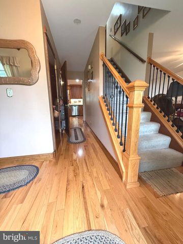 19 VALERIE DR, Elizabethtown, PA 17022