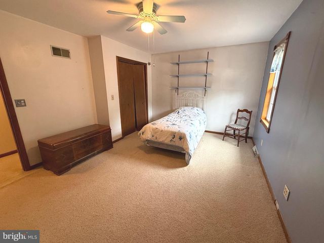 19 VALERIE DR, Elizabethtown, PA 17022