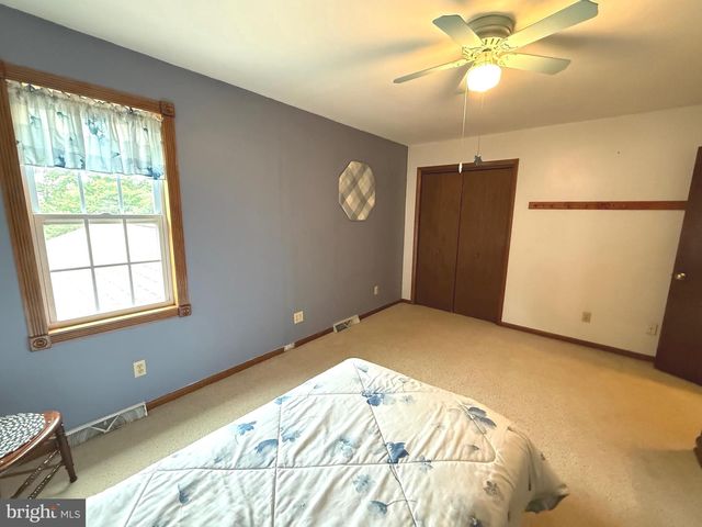 19 VALERIE DR, Elizabethtown, PA 17022