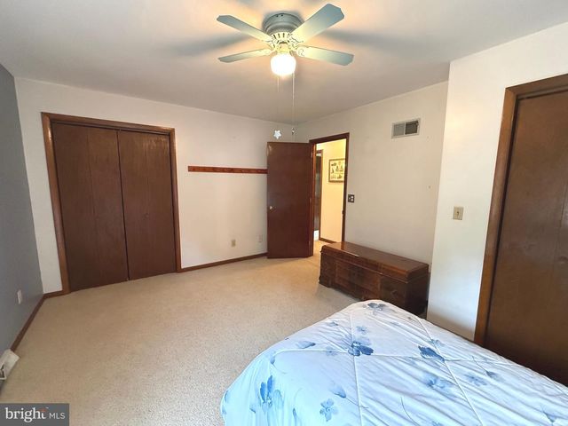 19 VALERIE DR, Elizabethtown, PA 17022