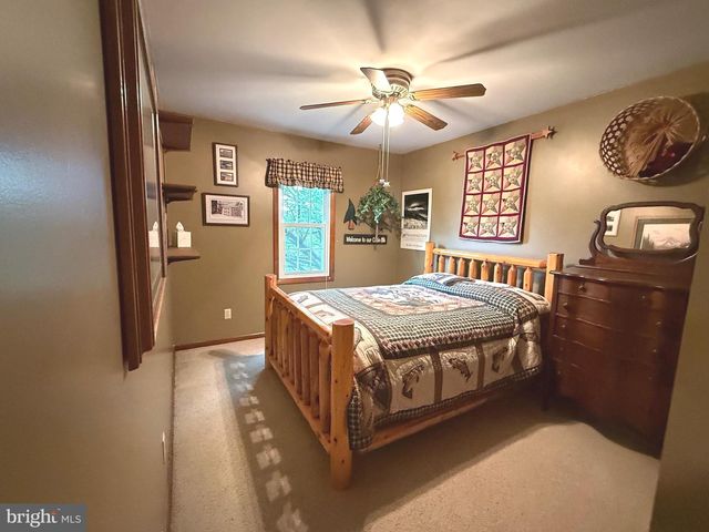 19 VALERIE DR, Elizabethtown, PA 17022
