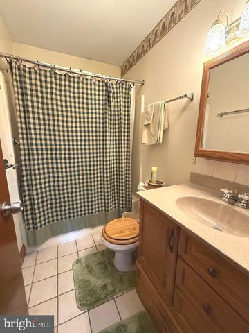19 VALERIE DR, Elizabethtown, PA 17022