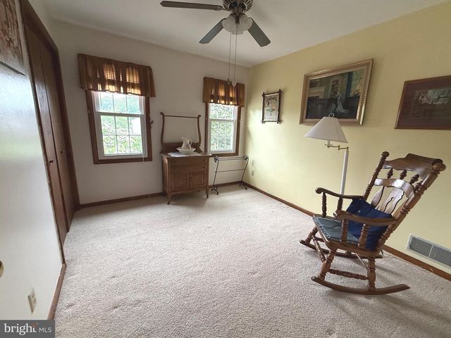 19 VALERIE DR, Elizabethtown, PA 17022