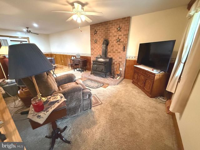 19 VALERIE DR, Elizabethtown, PA 17022