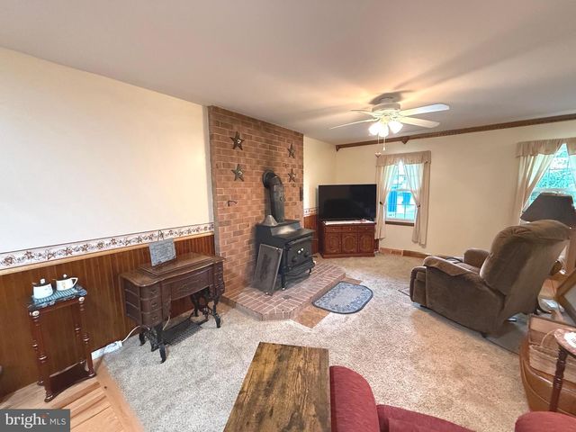 19 VALERIE DR, Elizabethtown, PA 17022
