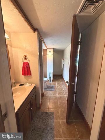 19 VALERIE DR, Elizabethtown, PA 17022