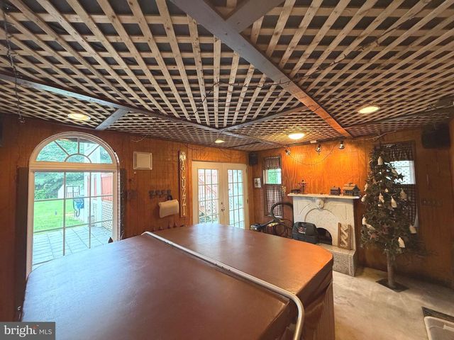 19 VALERIE DR, Elizabethtown, PA 17022