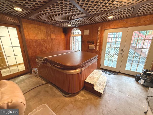 19 VALERIE DR, Elizabethtown, PA 17022