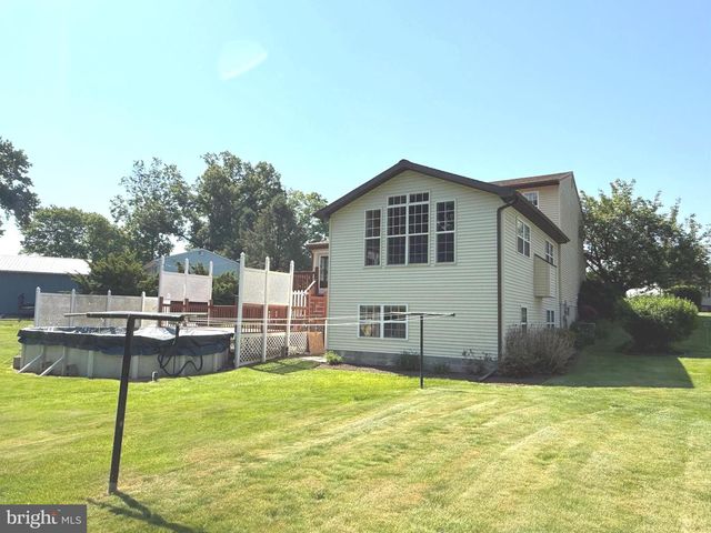 19 VALERIE DR, Elizabethtown, PA 17022