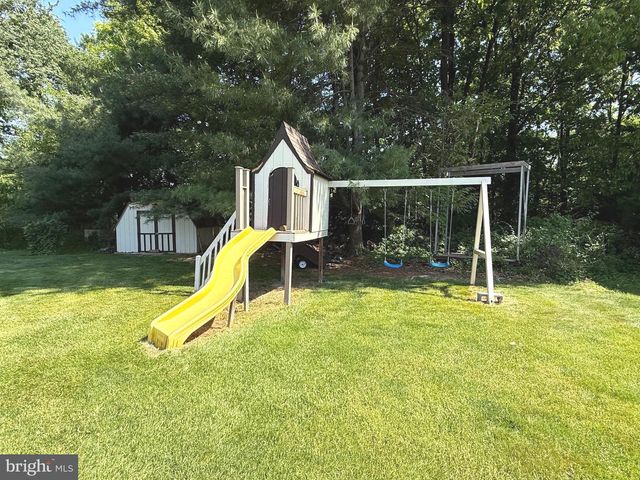 19 VALERIE DR, Elizabethtown, PA 17022