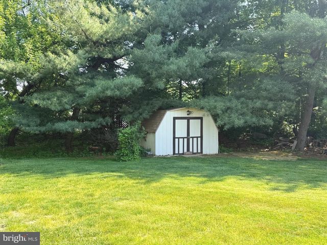 19 VALERIE DR, Elizabethtown, PA 17022