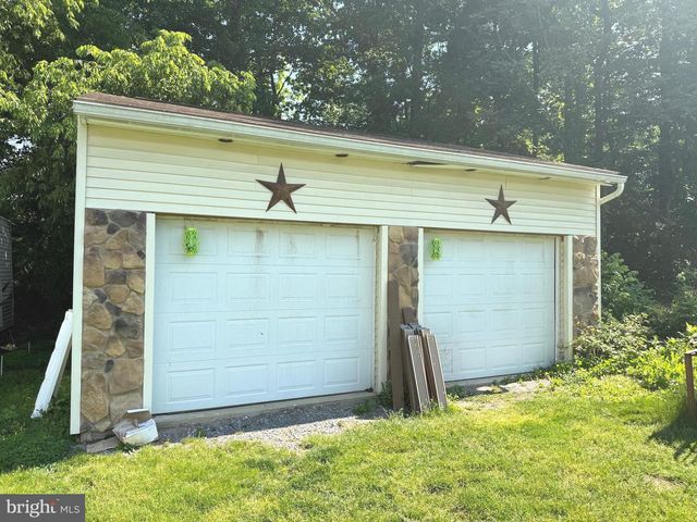 19 VALERIE DR, Elizabethtown, PA 17022