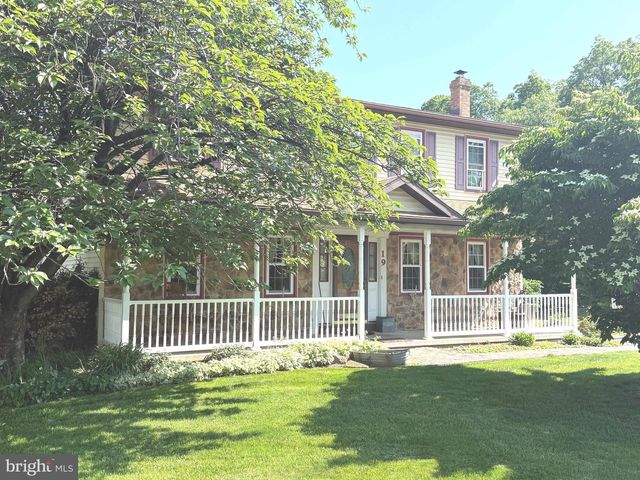 19 VALERIE DR, Elizabethtown, PA 17022