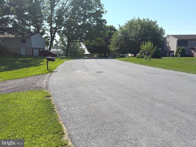 19 VALERIE DR, Elizabethtown, PA 17022