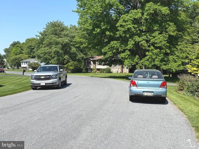 19 VALERIE DR, Elizabethtown, PA 17022