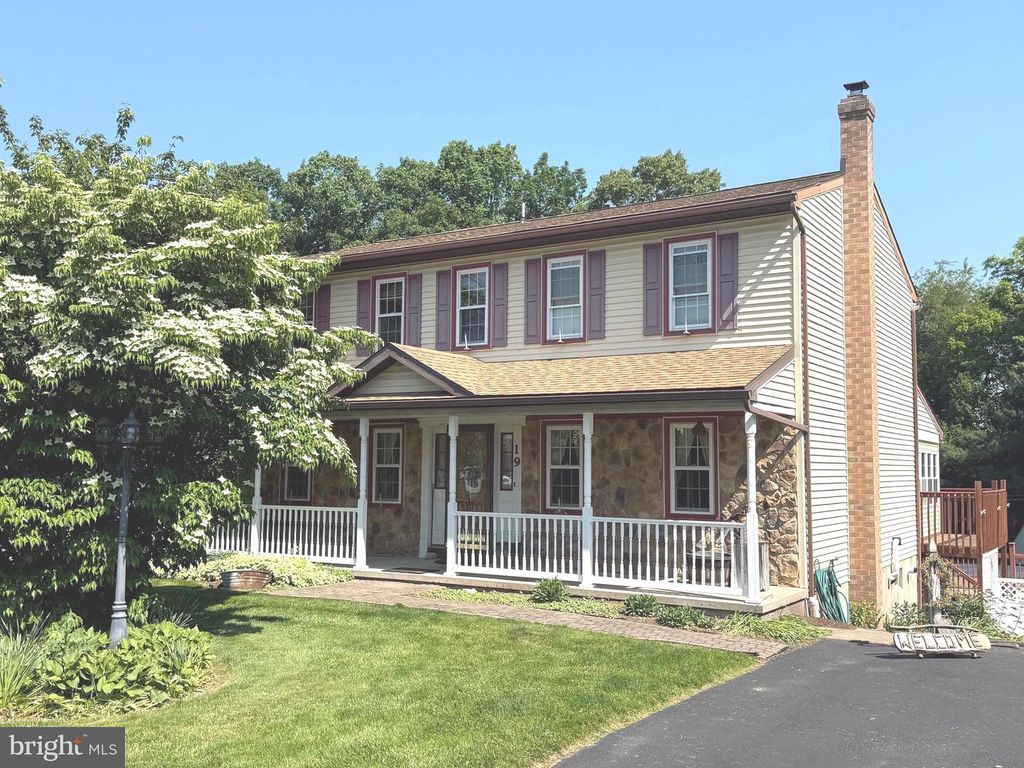 19 VALERIE DR, Elizabethtown, PA 17022