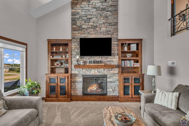 5437 SW Westport DR, Topeka, KS 66610