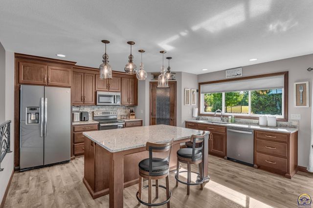 5437 SW Westport DR, Topeka, KS 66610
