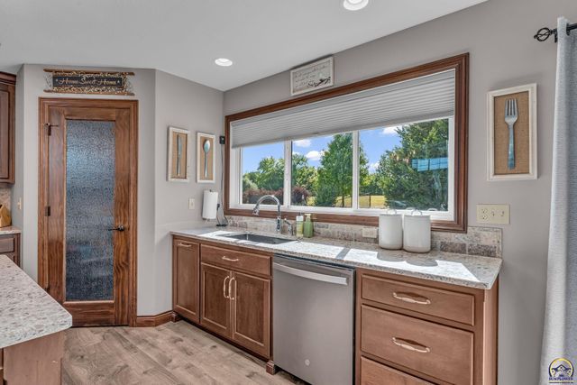 5437 SW Westport DR, Topeka, KS 66610
