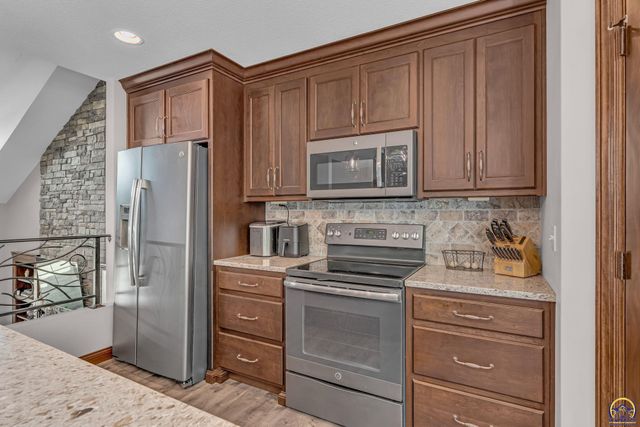 5437 SW Westport DR, Topeka, KS 66610