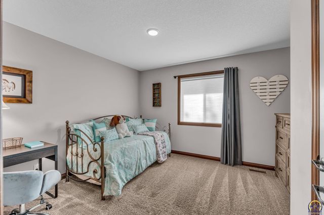 5437 SW Westport DR, Topeka, KS 66610