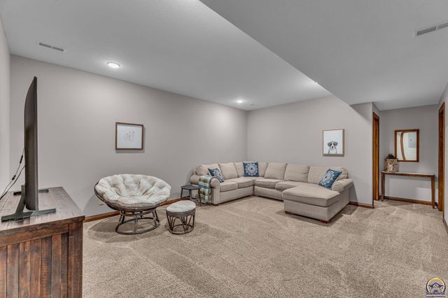 5437 SW Westport DR, Topeka, KS 66610